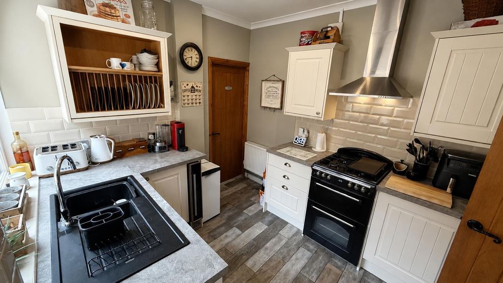 Property photo 2 of 23 7B20Eec2-c83c-440E-8810-E967d731B086