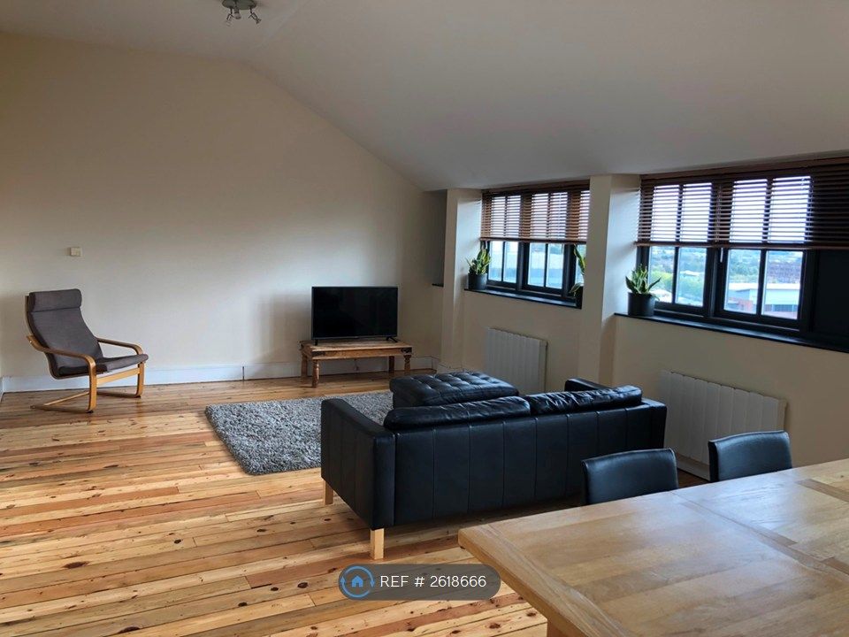 Property photo 1 of 7 Living Area