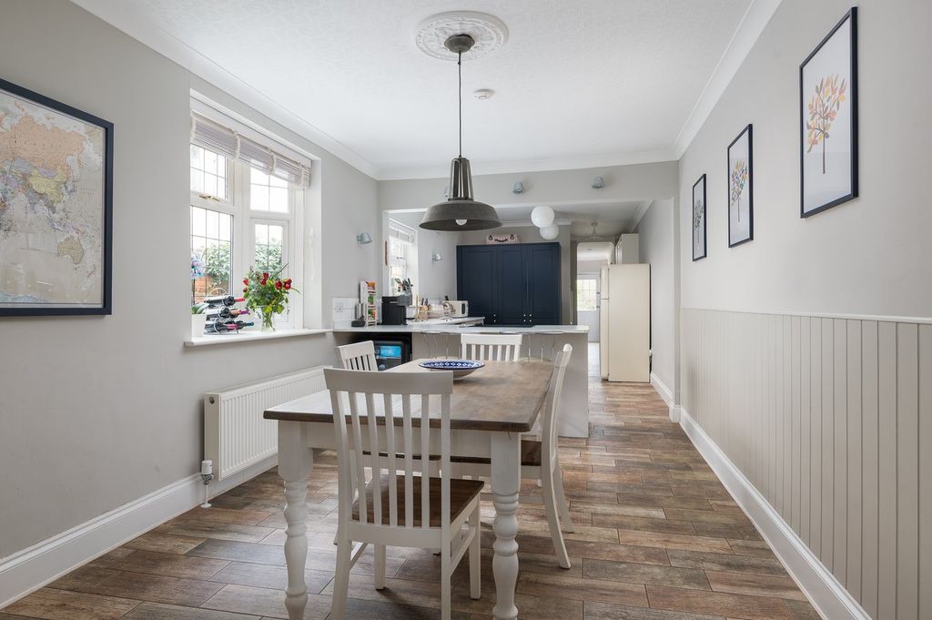 Property photo 2 of 28