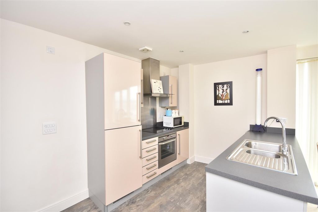 Property photo 3 of 11 Kitchen