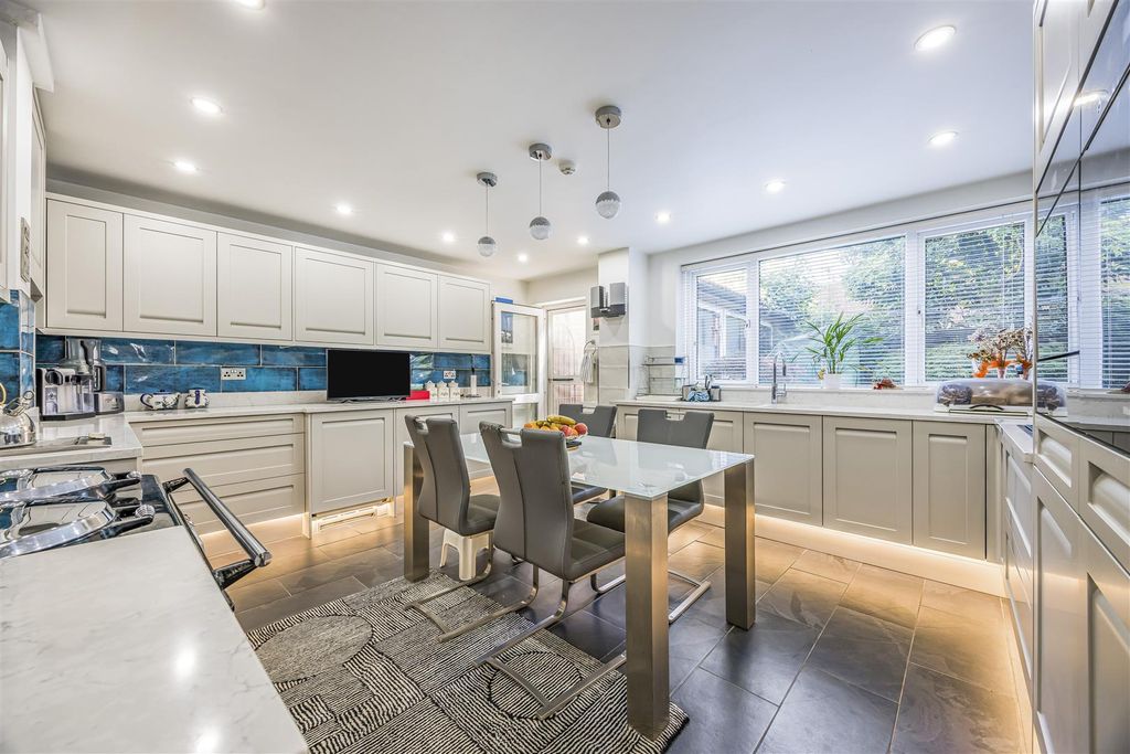 Property photo 2 of 27