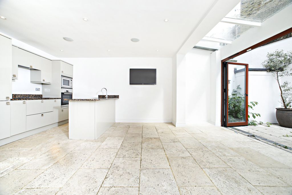 Property photo 3 of 21 Tedworth Property Cadogan Lane Kitchen 1