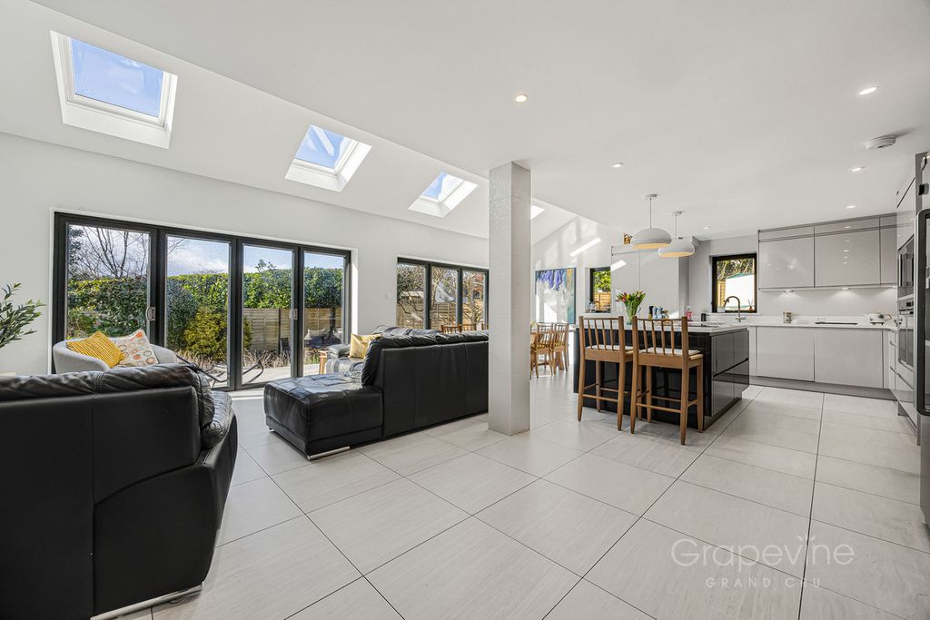 Property photo 2 of 35