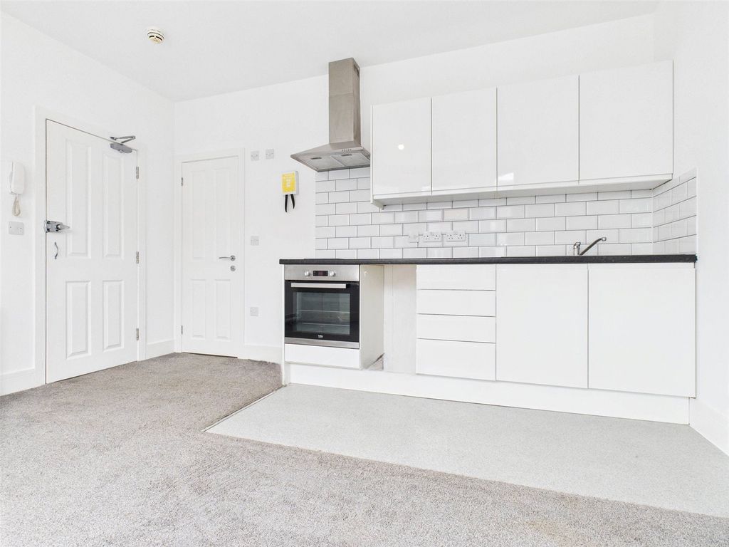 Property photo 3 of 6 Studio Room: Kitchen