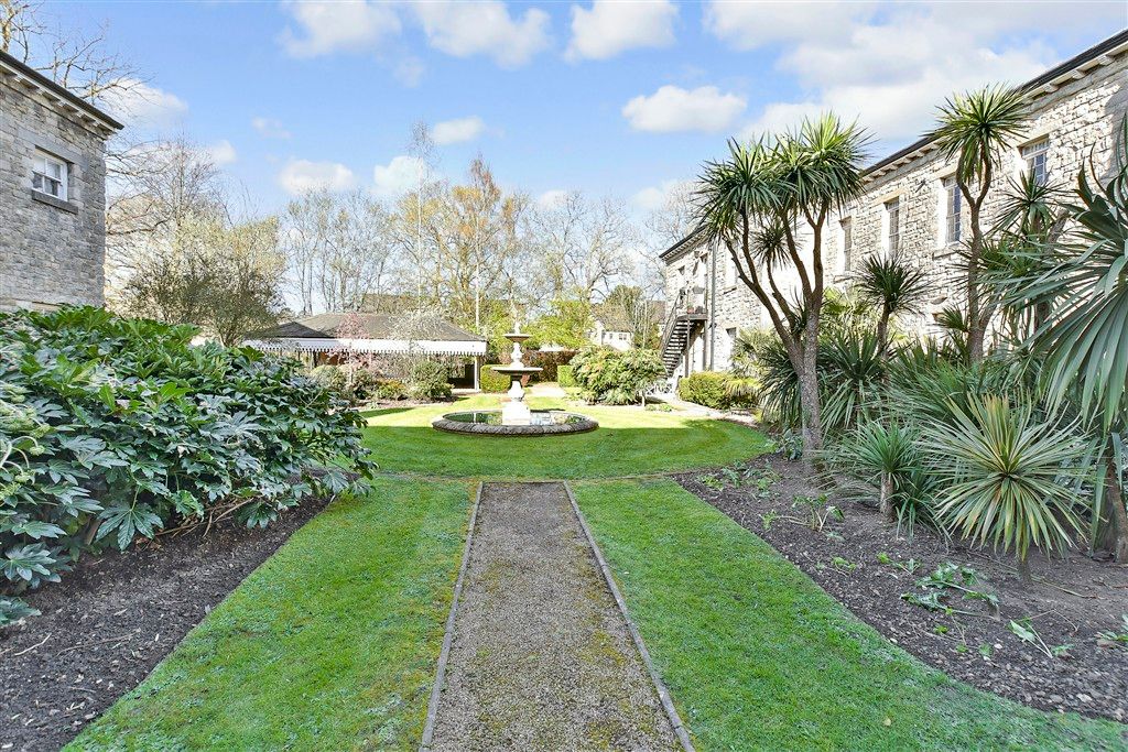 Property photo 2 of 14 Communal Gardens