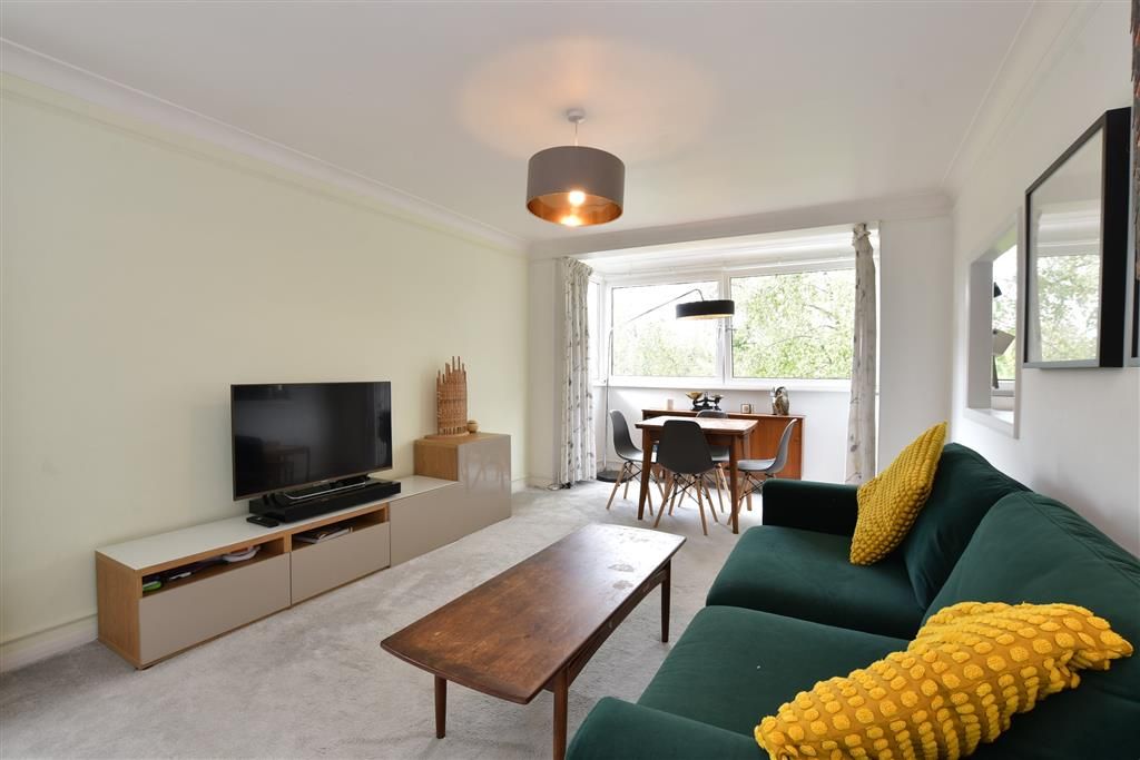 Property photo 3 of 11 Lounge/Dining Room