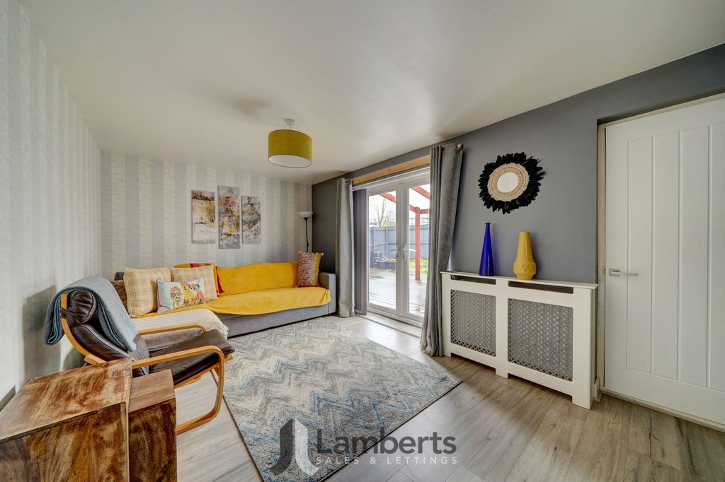 Property photo 3 of 20 Lounge