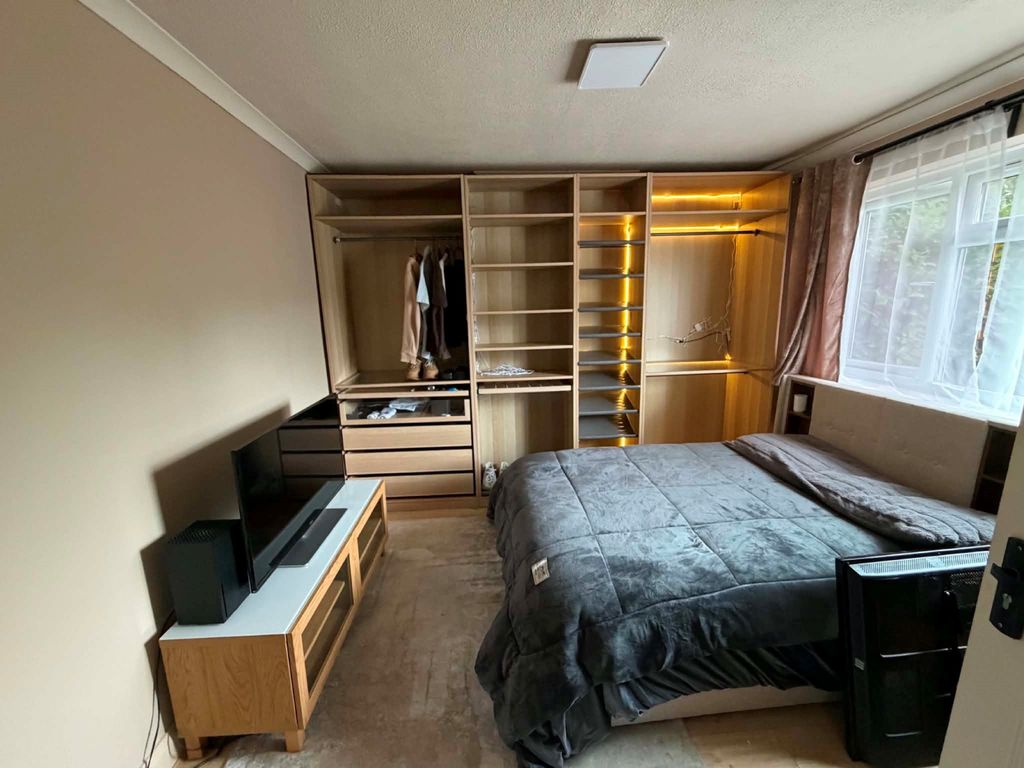 Property photo 1 of 10 Bedroom 1