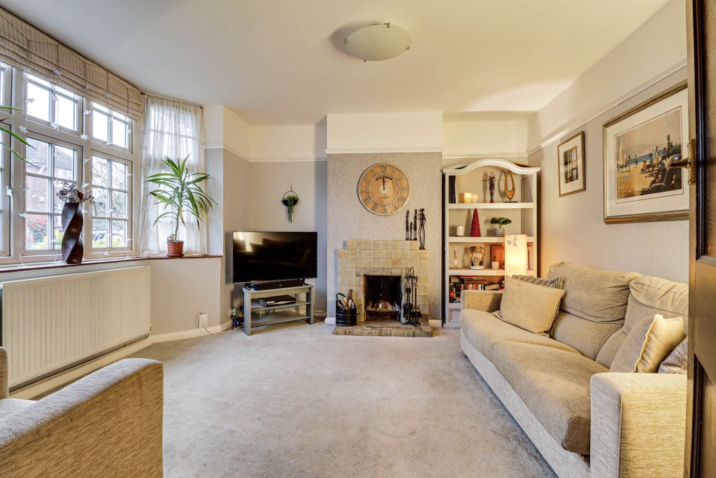 Property photo 2 of 17 Lounge