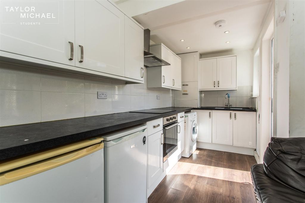 Property photo 2 of 17 Kitchen