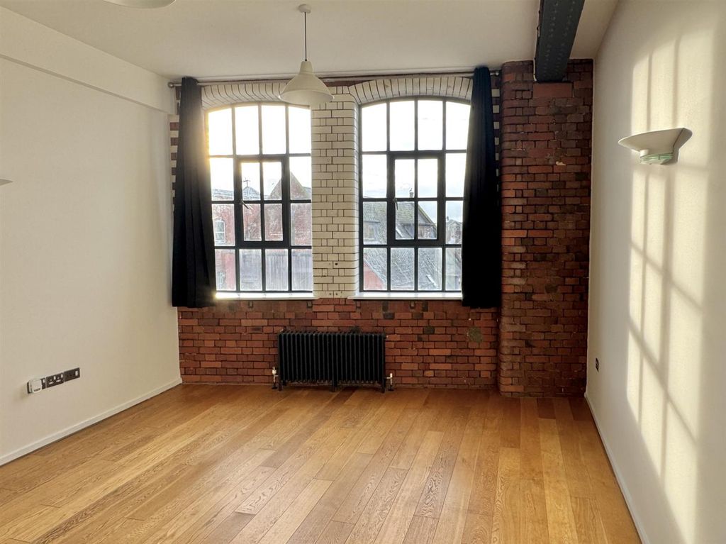 Property photo 1 of 15 Main Room