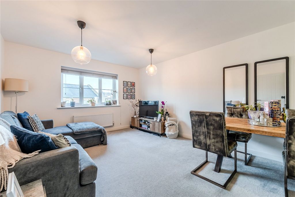 Property photo 2 of 12 Lounge