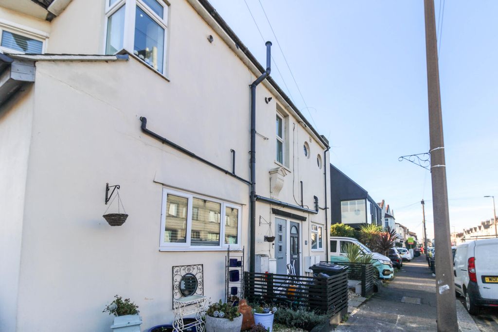 Property photo 3 of 10 Front (Exterior)