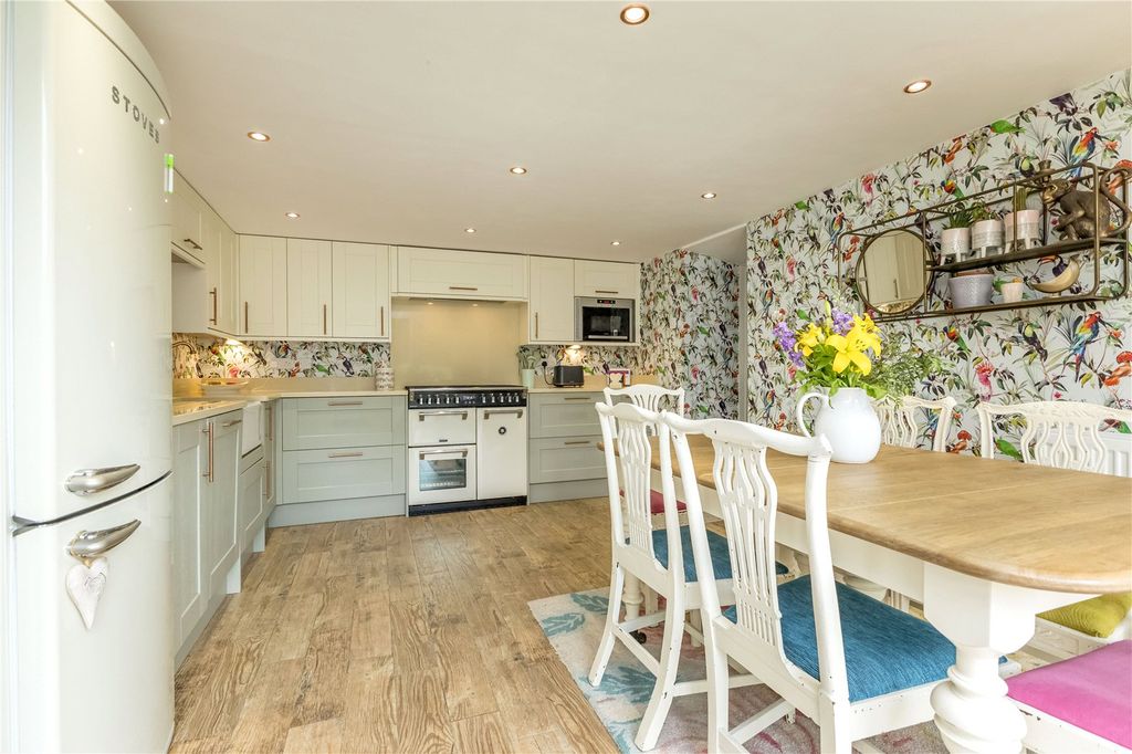 Property photo 3 of 25 Dining Kitchen