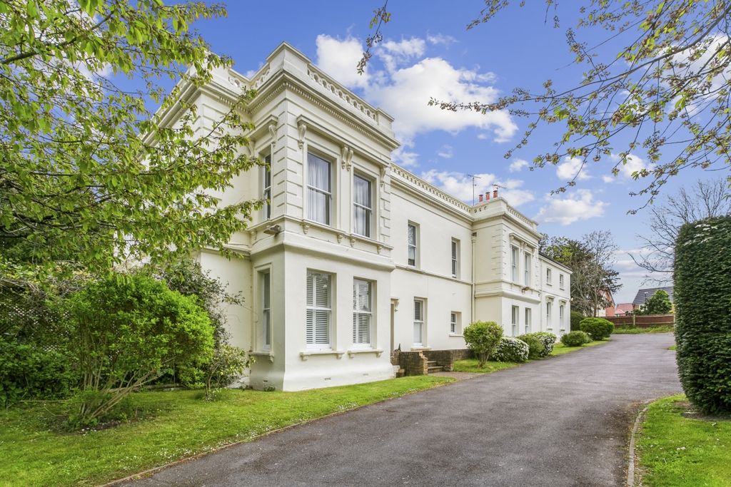 Property photo 1 of 16 69871 4 Wexham Lo...