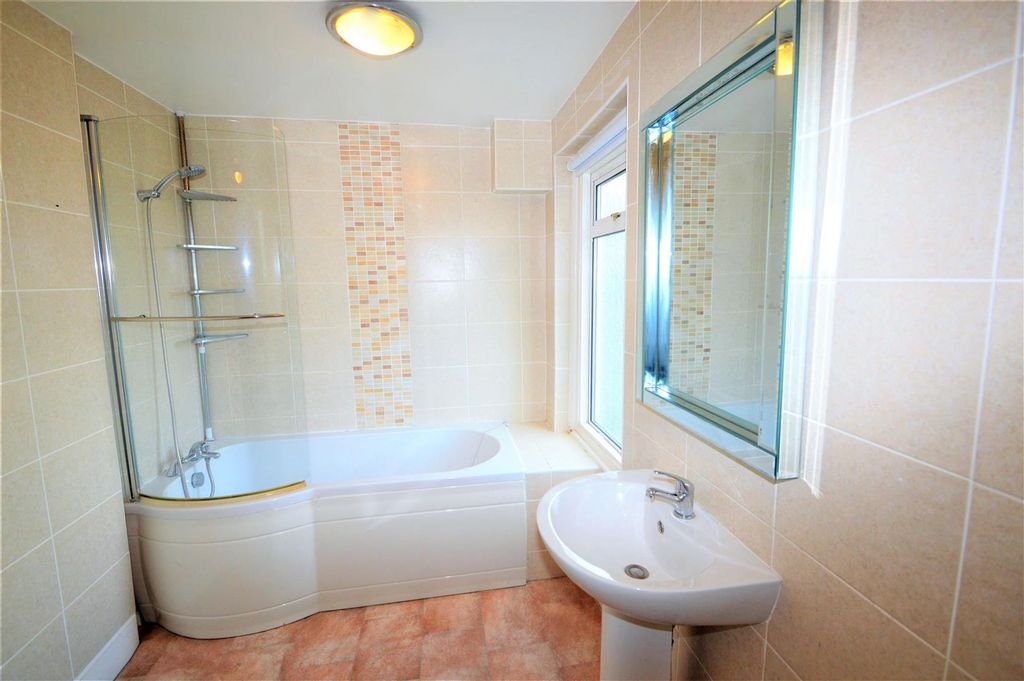 Property photo 2 of 4 Sutton Court Rd E13