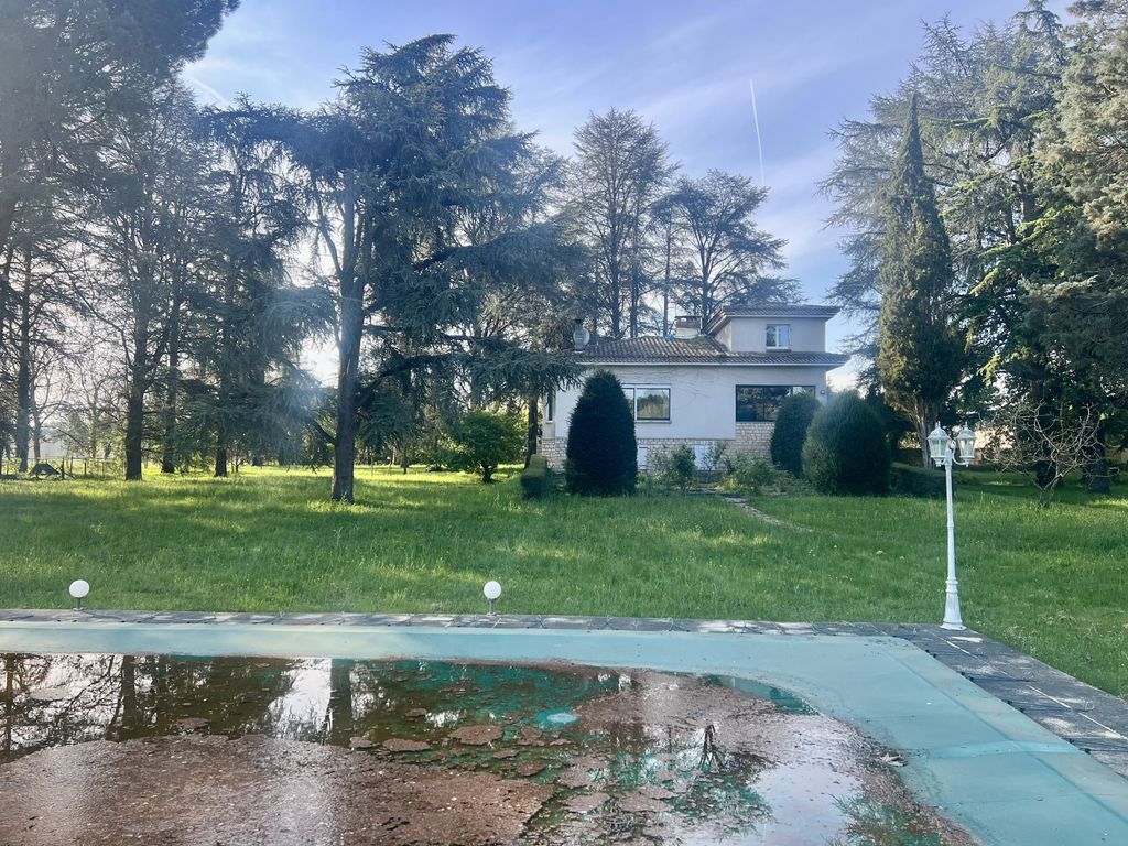 Property photo 2 of 25