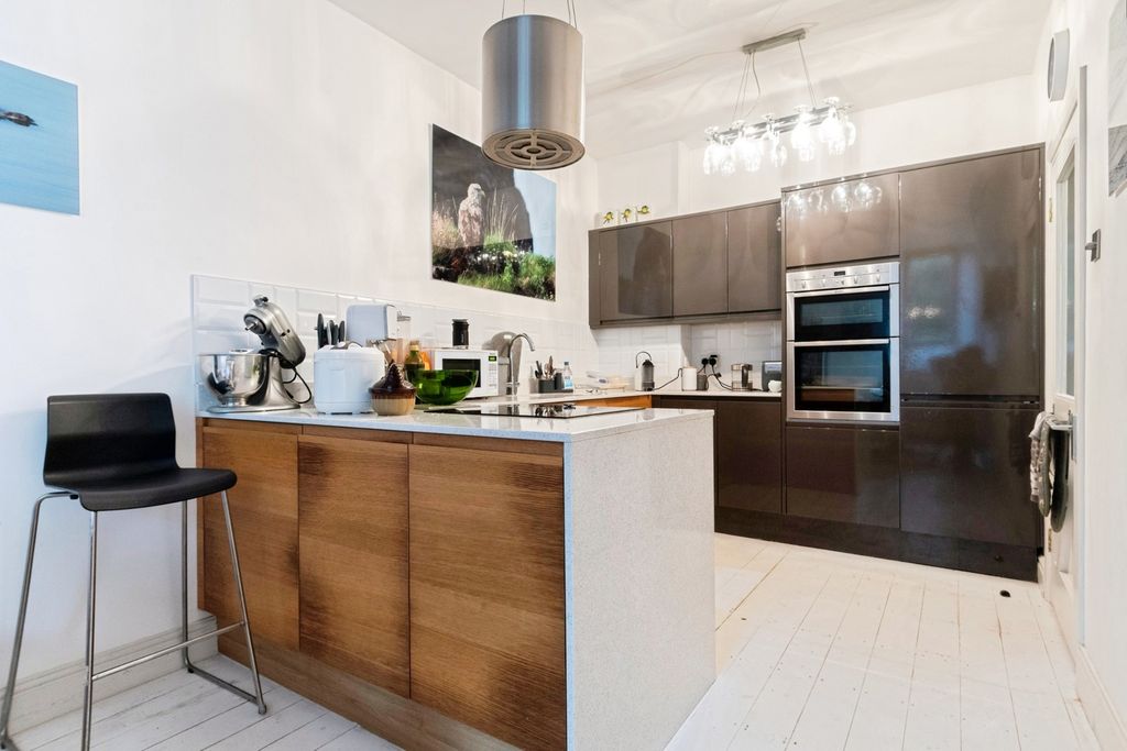 Property photo 3 of 17 Kitchen