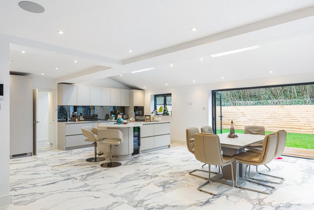 Property photo 2 of 26