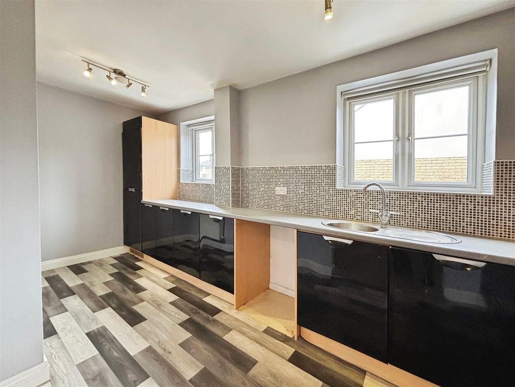 Property photo 3 of 17 Kitchen