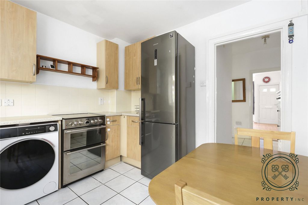 Property photo 3 of 11 Kitchen