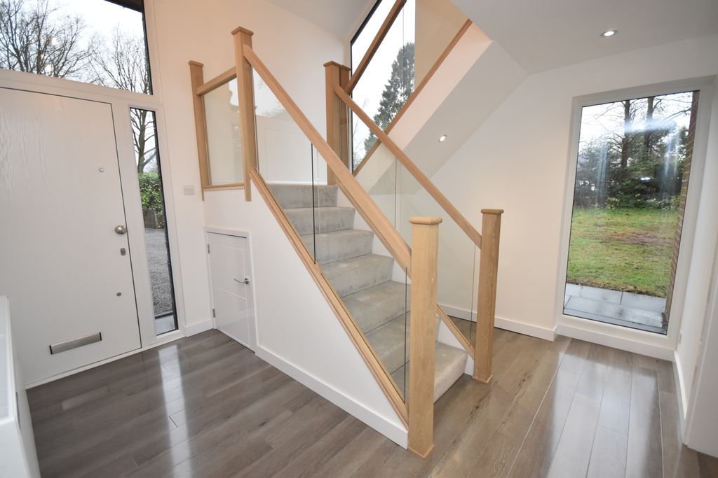 Property photo 3 of 27 Entrance Hall