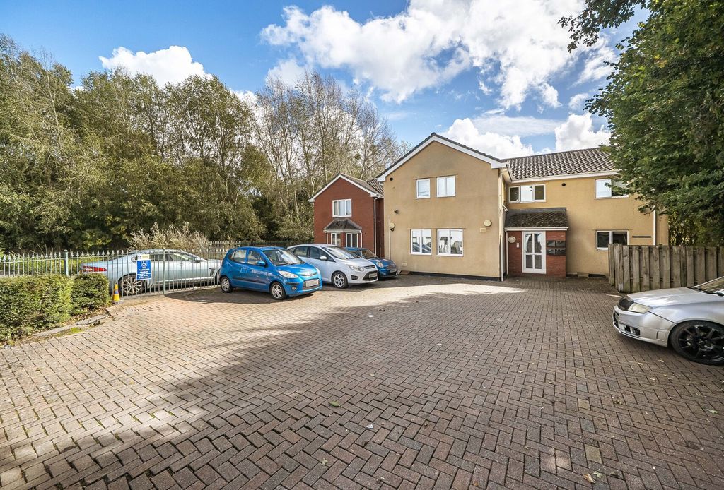 Property photo 1 of 11 1353503-2-68c432B...