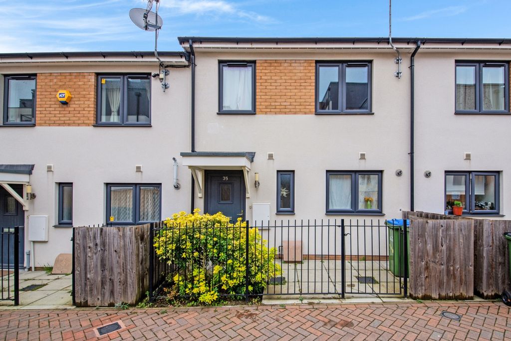 Property photo 1 of 18 Fairthorn Road, 3...