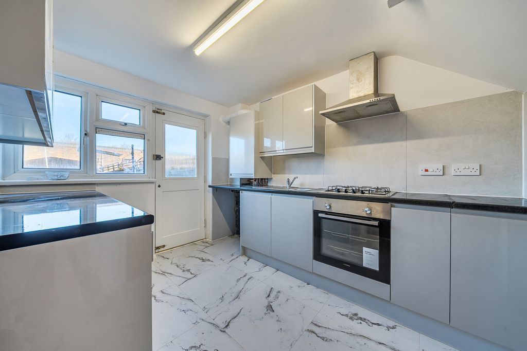 Property photo 3 of 11 Kitchen