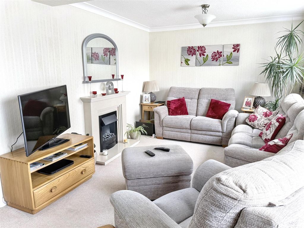 Property photo 2 of 18 Lounge