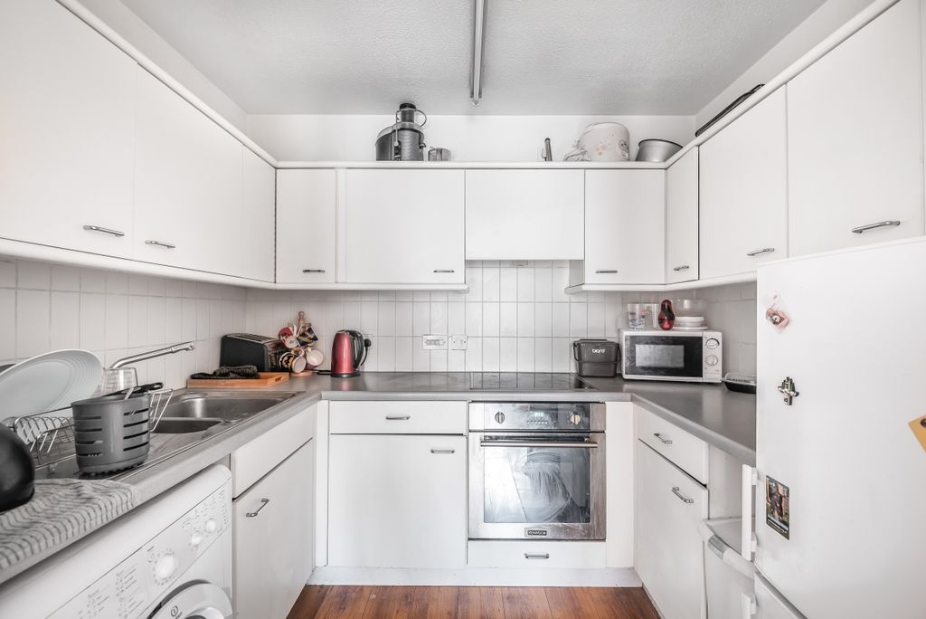 Property photo 3 of 6 Kitchen