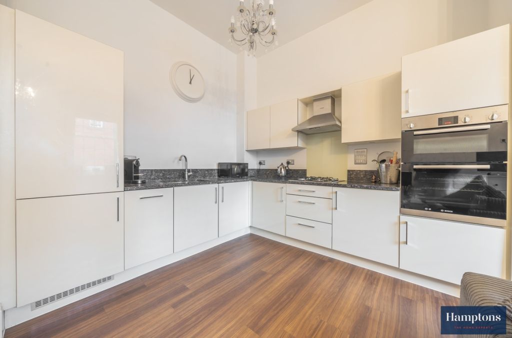 Property photo 2 of 7 Frinton Court