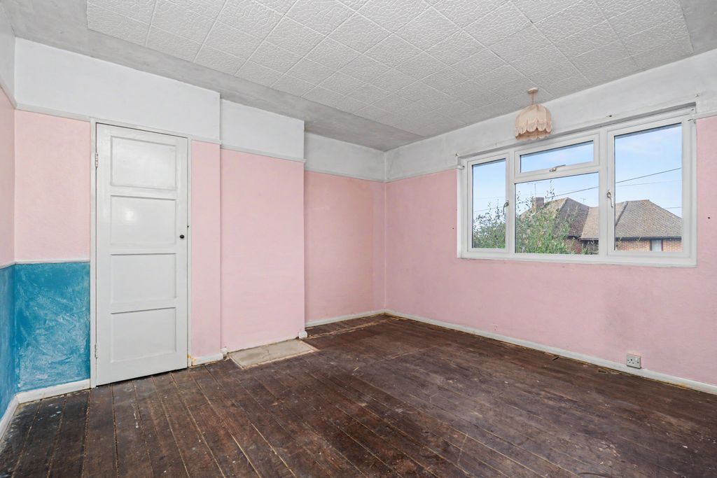 Property photo 3 of 13 7 Moor Road, Frimley, Camberley Gu16 9Ax