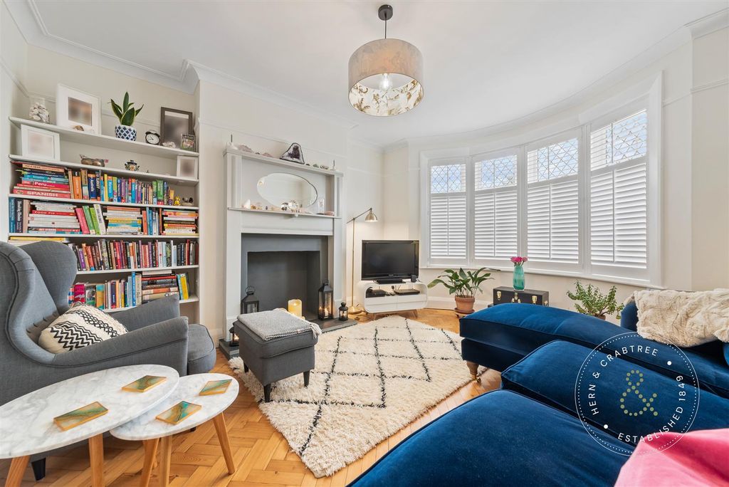 Property photo 2 of 34 Bishops-Walk-15.Jpg