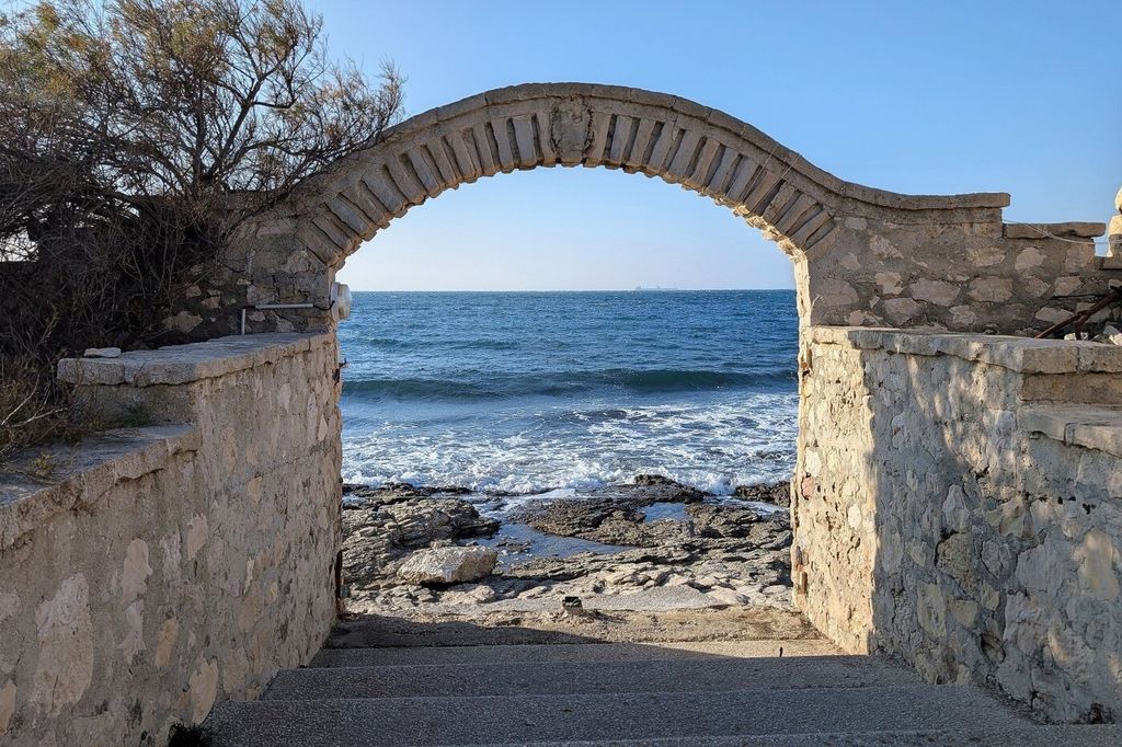 Property photo 1 of 14 Waterfront Property In Martigues