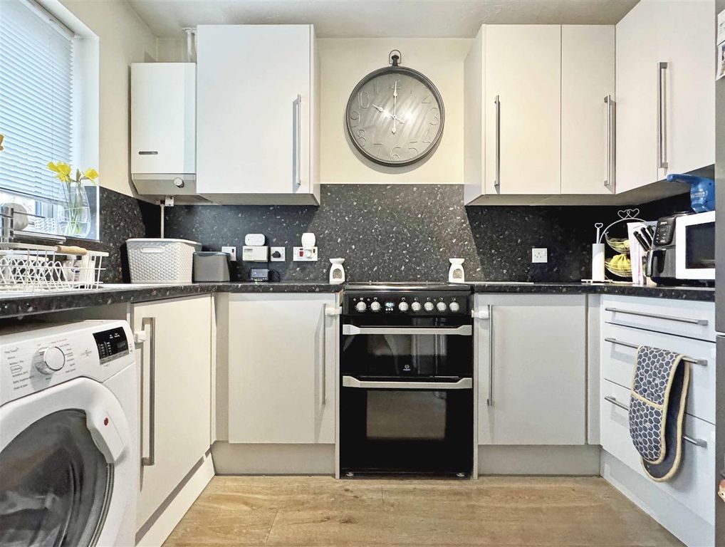 Property photo 3 of 11 Kitchen B.Jpg