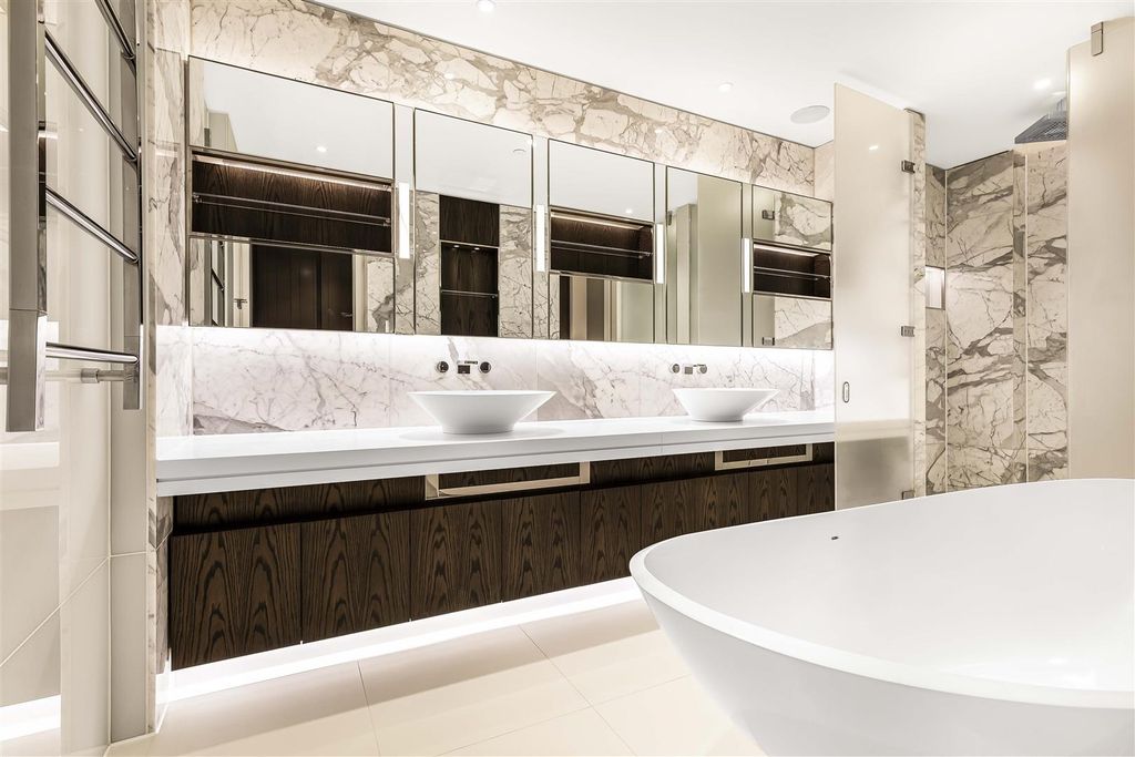 Property photo 3 of 8 Bathroom.Jpg