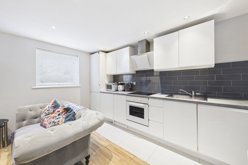 Property photo 2 of 10 Cam03162G0-Pr0421-Still013