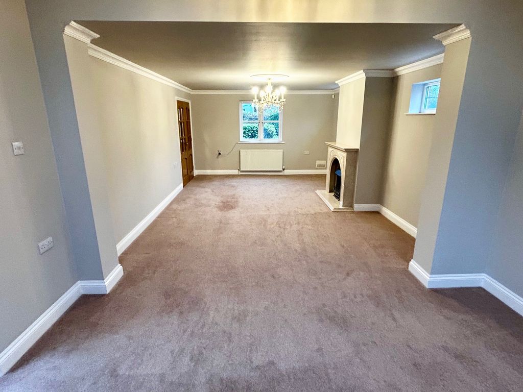 Property photo 3 of 16 Lounge