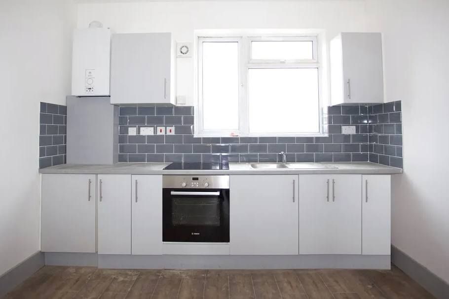 Property photo 1 of 5 Modern 1-Bedroom Flat In The Heart Of Chingford, E4