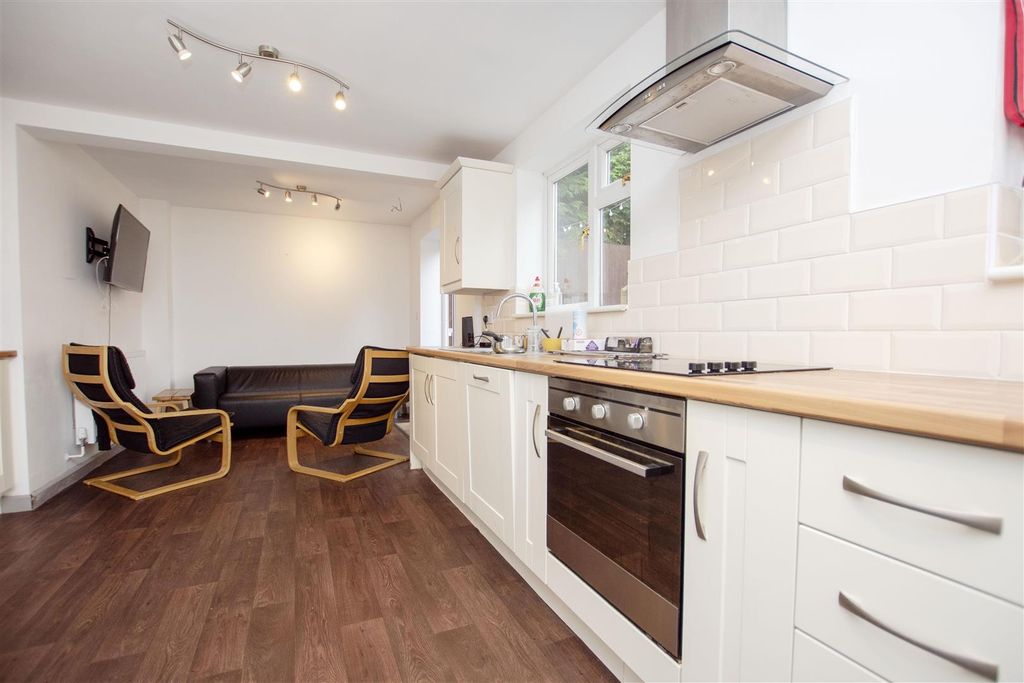 Property photo 2 of 12 Approach