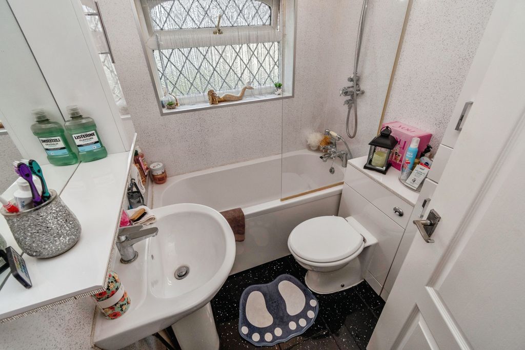 Property photo 3 of 18 Bathroom