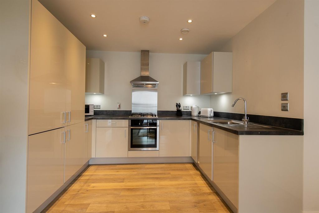Property photo 3 of 11 Flat49_Crawley-6.Jpg