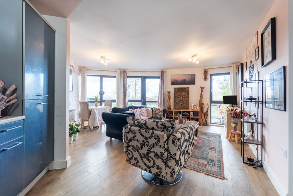 Property photo 2 of 21 Lounge