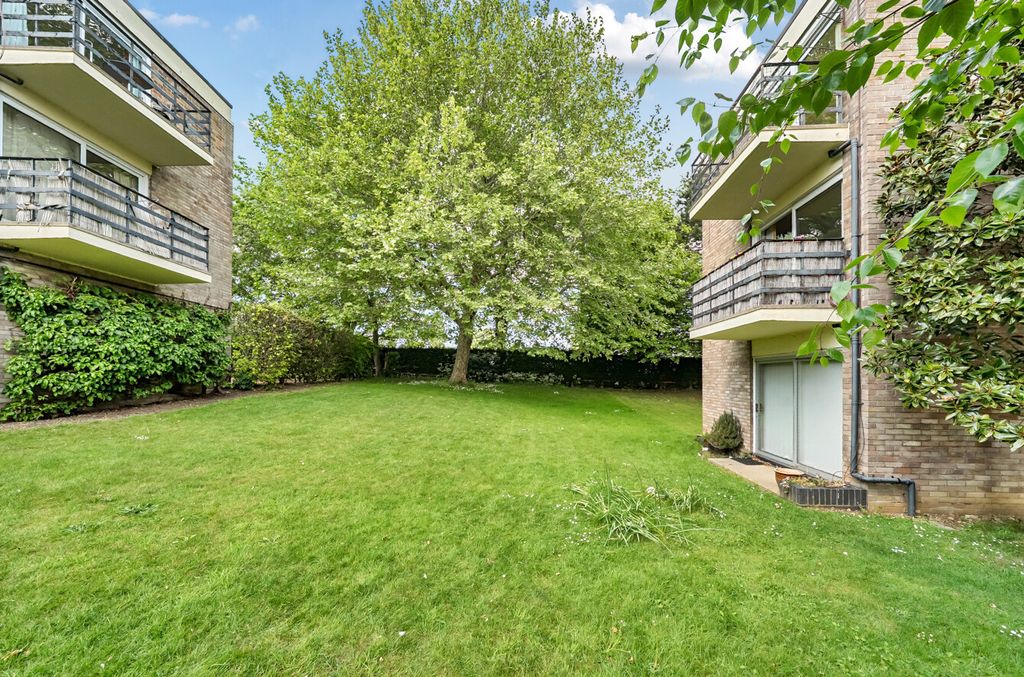 Property photo 3 of 14 Communal Gardens