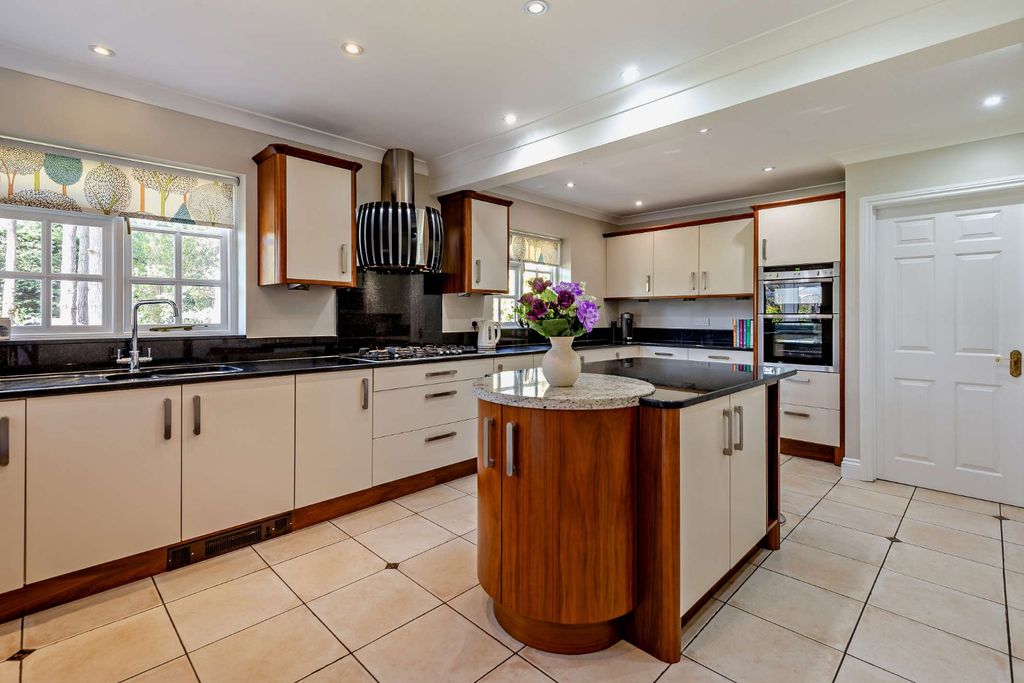 Property photo 3 of 17 Kitchen