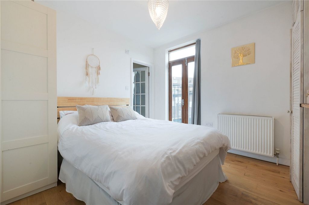 Property photo 2 of 9 Bedroom