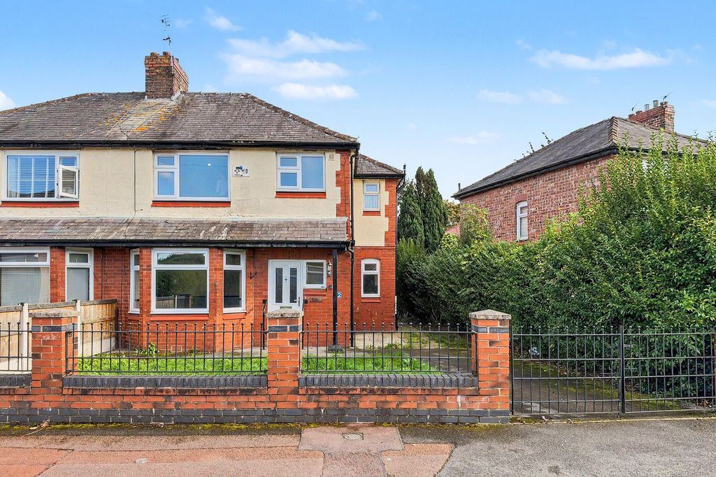 Property photo 1 of 20 12 Derbyshire Avenue, Stretford, Manchester M32 9Lr