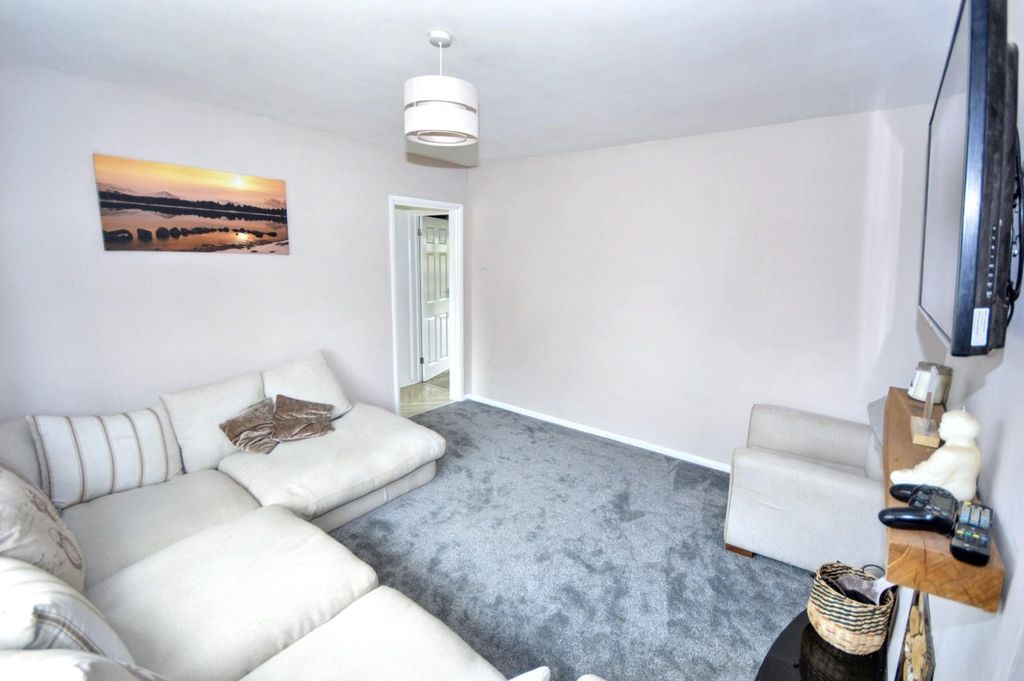 Property photo 3 of 14 Lounge