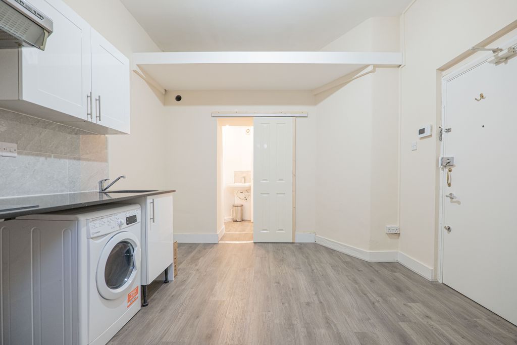 Property photo 1 of 6 Studio To Rent